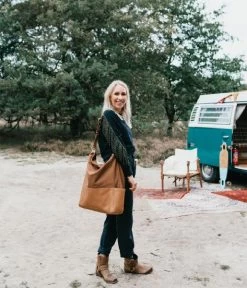 Cowboysbag Bag Lissabon 15.6 Inch X Saskia Weerstand Camel -Mode Tas cowboysbag 3239 Lissabon shoulderbag camel 6 600